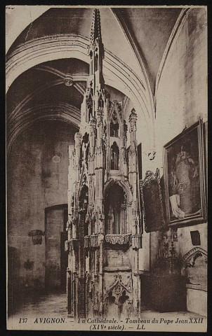 La cathédrale. Tombeau du Pape Jean XXII (XIVe siècle).