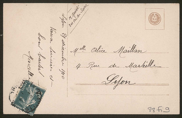 Fillette avec parapluie et panier de fruits.