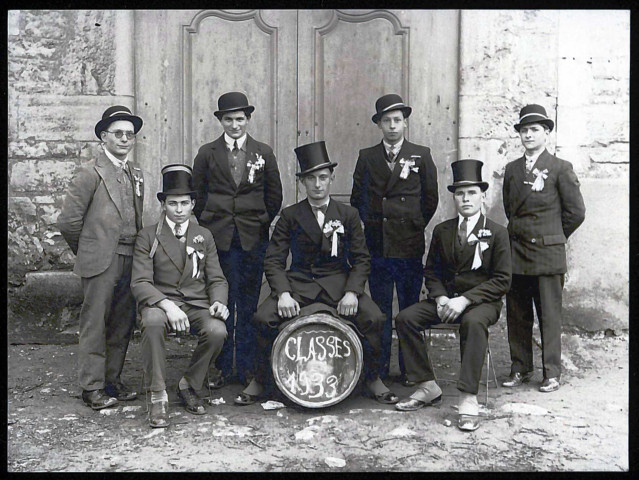 Groupes de classes d'âges et fanfare.