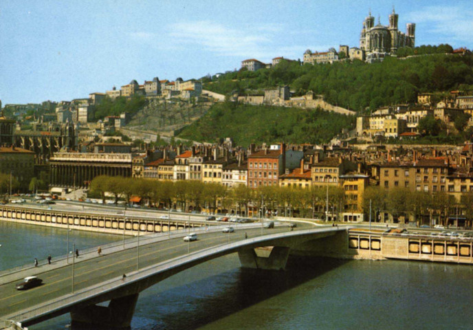 Lyon. Le pont Maréchal Juin sur la Saône et la colline de Fourvière.