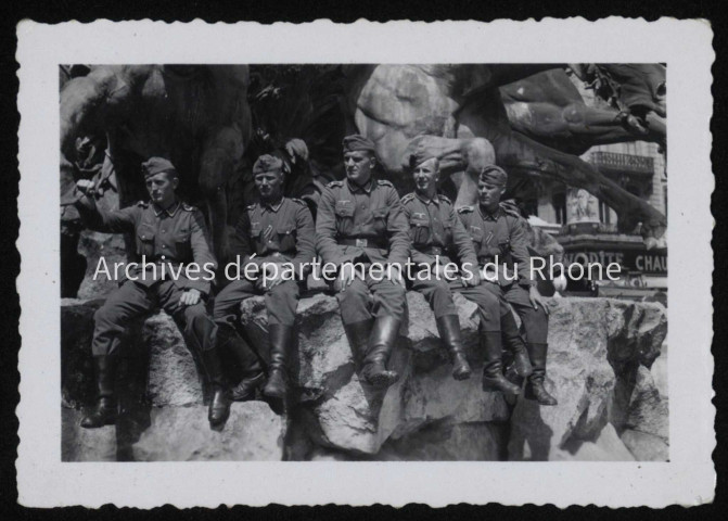 Assis sur la Fontaine Bartholdi.
