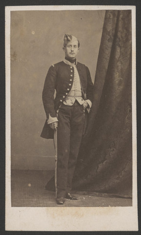 Portrait en pied d’un jeune homme en uniforme.