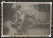 Véhicules montés sur cric d'atelier.