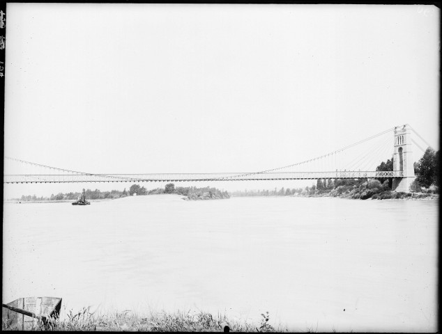 Canal de Jonage : origine du canal et pont suspendu de Jons (27 juillet 1905).