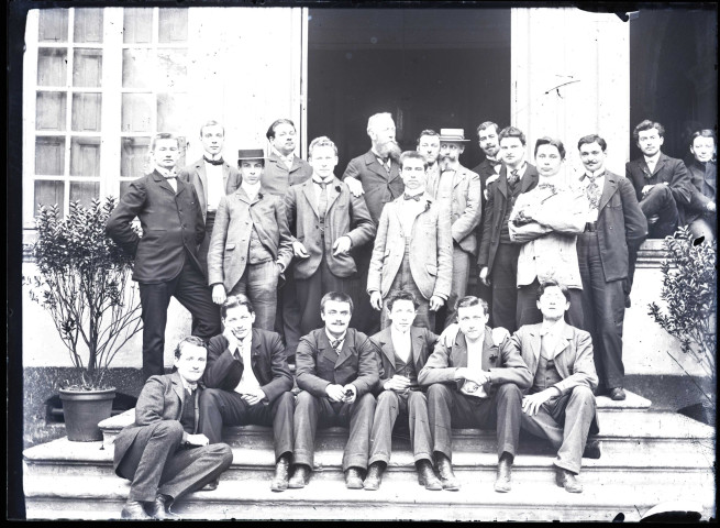 Etudes à l'école de commerce de Lyon.