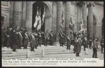 Remise des drapeaux pris aux Allemands au gouverneur des Invalides.