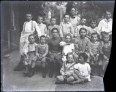 Roch en compagnie d'autres enfants.