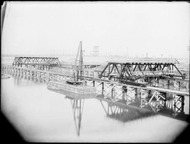 Canal de Jonage : vue d'ensemble de l'usine-barrage, pont de service et caissons du côté de la Balme au 15K780 (25 janvier 1896).
