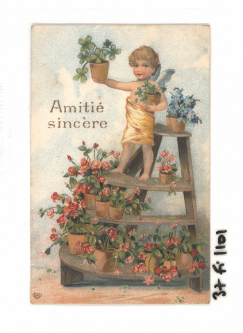 Angelot avec étagère garnie de pots de fleurs.