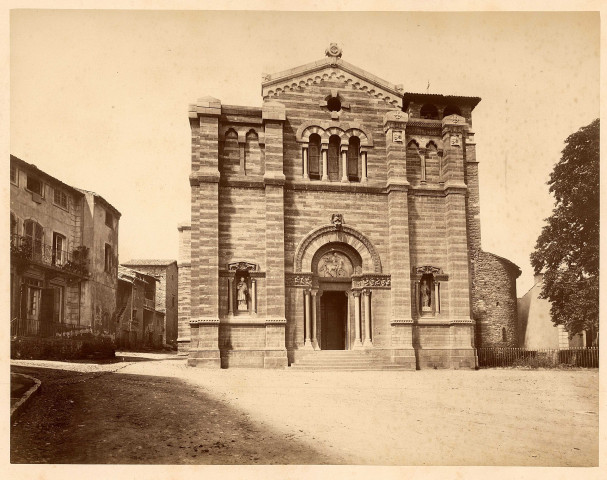 Plan légèrement resserré.