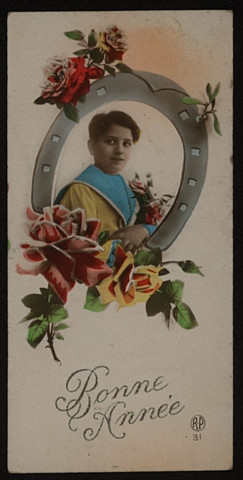 Jeune garçon avec fer à cheval et bouquet de roses.