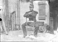 Soldat assis à califourchon sur une chaise.