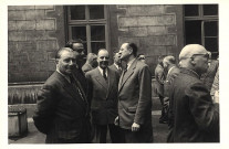 Photographie de groupe d'une dizaine de personnes dans la cour intérieure de l'Hôtel du Département dont Benoît CARTERON, Claude THOMAS, Louis PRADEL, Guy JARROSSON et Philippe DANILO.