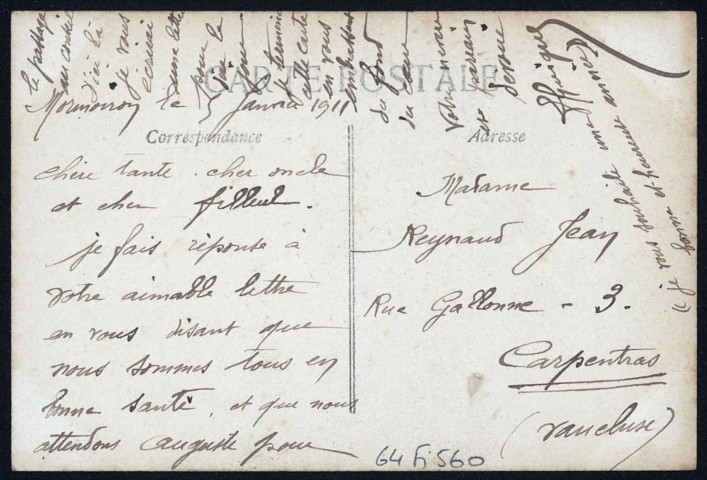 Avec un bouquet de roses.