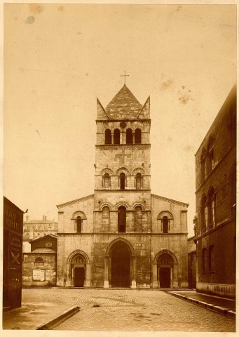 Façade principale et clocher-porche.
