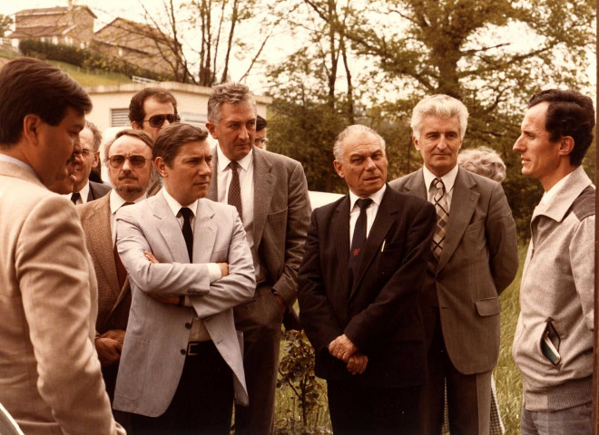 De gauche à droite : Michel MERCIER, Georges ECOCHARD (en partie), Lucien DURAND, Jean-Paul MARCHINI, Michel LAMY, Richard NOGUES (au premier plan, secrétaire général adjoint de la Préfecture), Jean PALLUY, François CHAVANT, un homme non identifié.