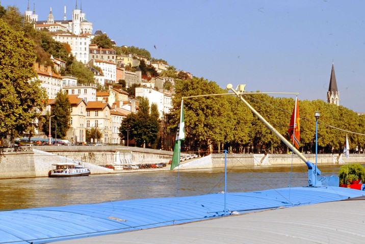 Février, avril, septembre-octobre 2001.