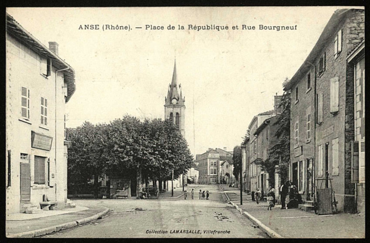Anse. Place de la République et rue Bourgneuf.