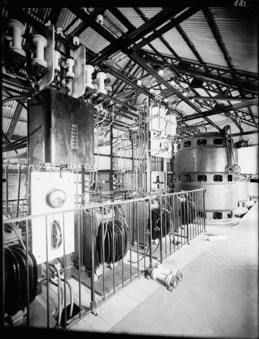 Canal de Jonage : usine hydroéléctrique de Cusset, vue des survolteurs-dévolteurs (juillet 1905).