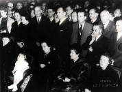 Groupe de personnes debout et assises dont Frédéric DUGOUJON (premier rang, debout, tout à fait à droite) et Louis LESCHELIER.