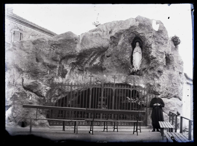 Grotte Notre-Dame de Lourdes à Saint-Joseph-en-Beaujolais.