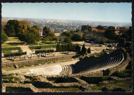 Lyon. Le théâtre romain (diamètre extérieur : 108,50 m) et vue générale sur la ville.