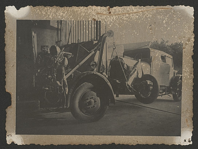 Véhicules tractés au garage.