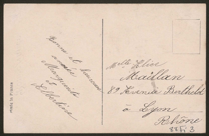 Avec bouquet d'hortensias.