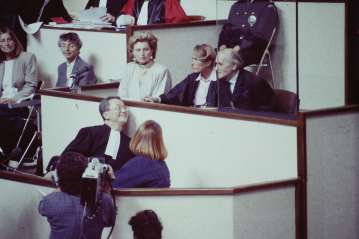 En discussion avec son avocat, Maître Jacques Vergès.