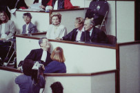 En discussion avec son avocat, Maître Jacques Vergès.