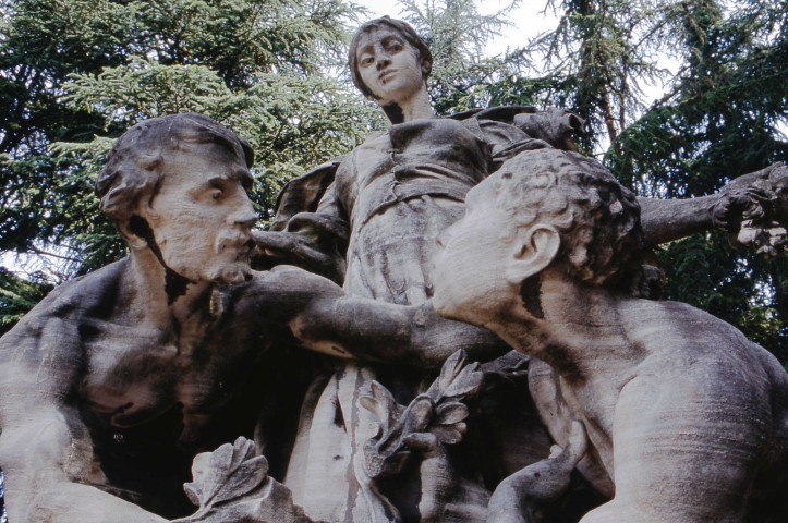 Statues (juillet 2002).