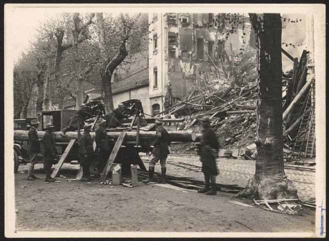 Soldats français installant un canon de 37mm sur un quai du [Rhône] à Lyon.