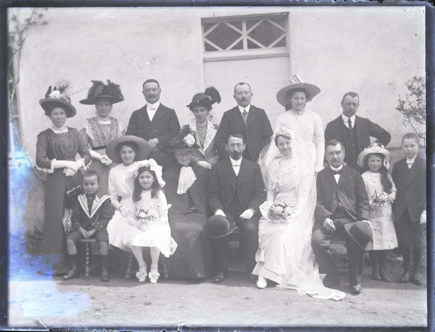 Mariés et leur douzaine d'invités.