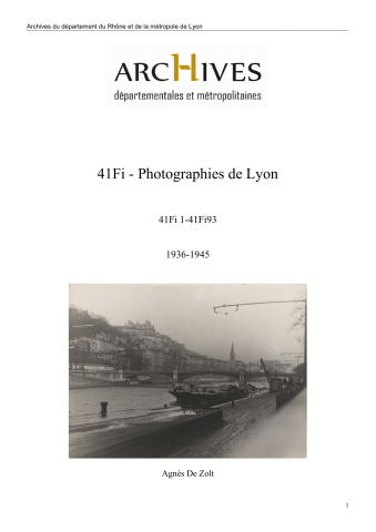 Détail des bâtiments au-dessus de l'entrée principale.